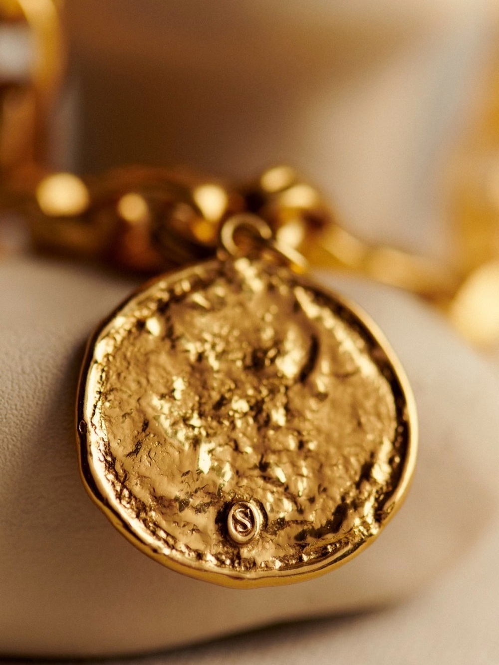 NWOT Sézane Joseph Necklace Gold Chunky Chain Necklace with Coin Pendant - Picture 5 of 7